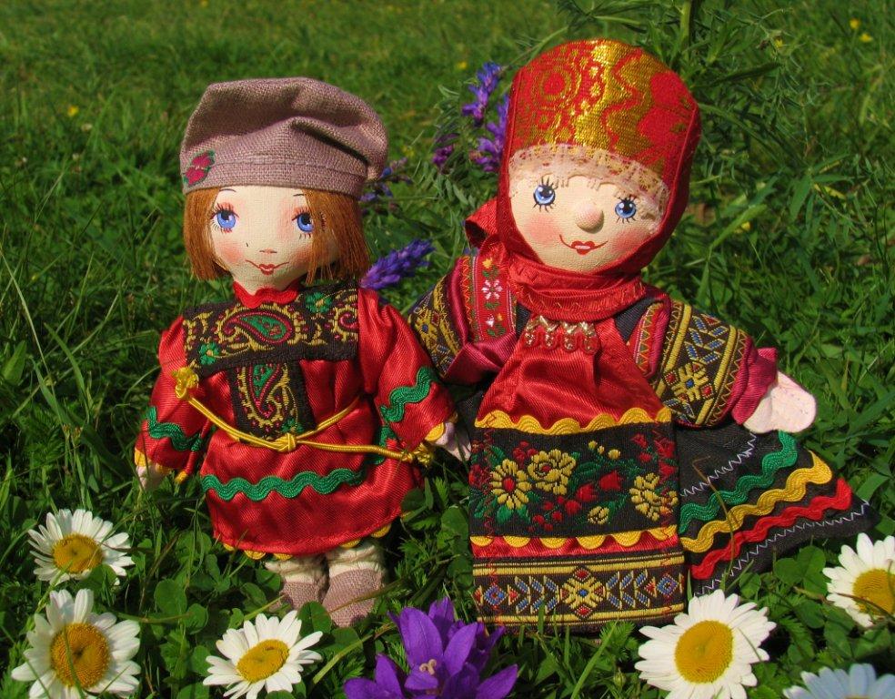 Кукла в национальном русском костюме
